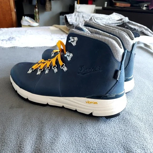 DANNERMountain 600 4.5 Men 10.5 Leather WaterproofVibram Sole Blue Boots NEW